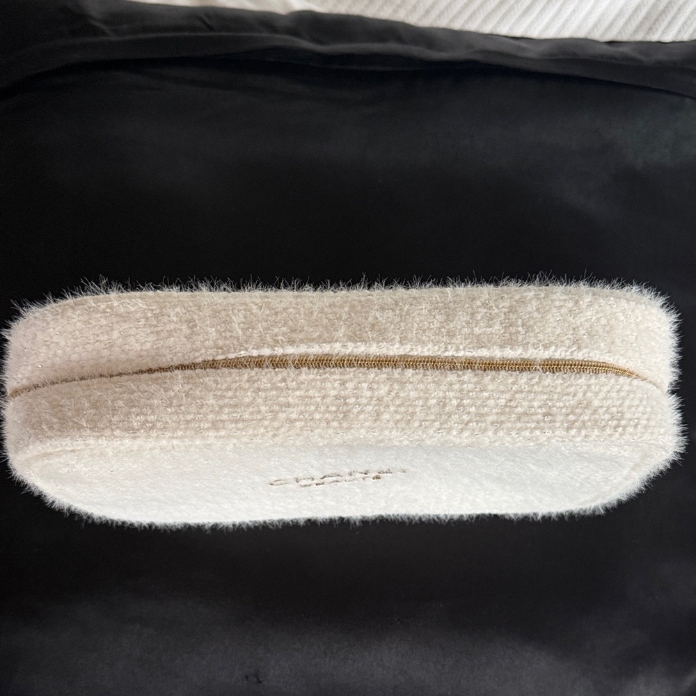 Chanel Beauté Cream Pouch with Gold Accents - Picture 3 of 5